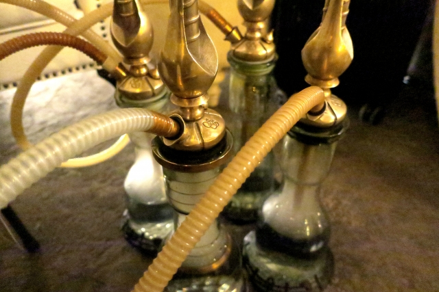 机に置かれているシーシャの画像