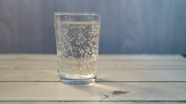 グラスに注がれているエナジードリンクの画像