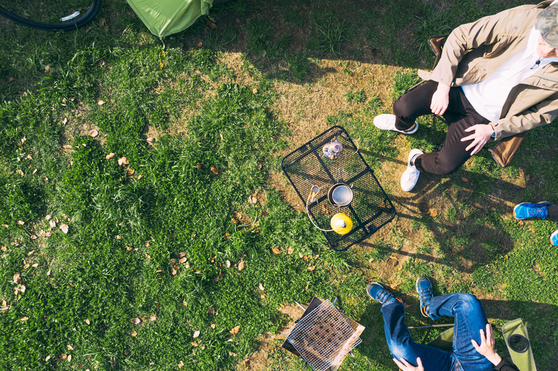 野外で会話している男性の画像