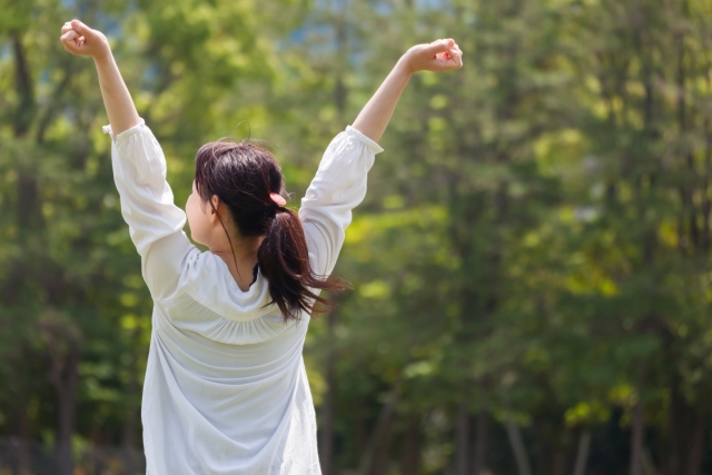 背伸びをしている女性の画像