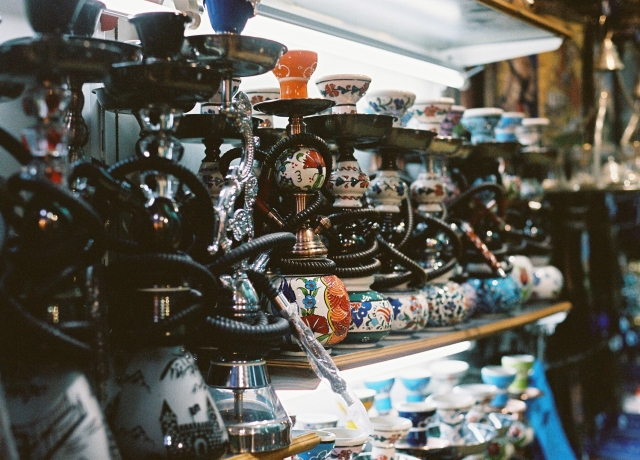 棚に並んでいるシーシャの画像