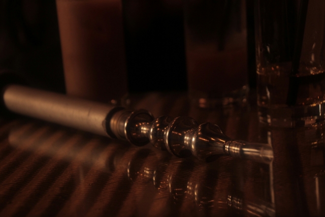 机の上に置かれているシーシャの画像