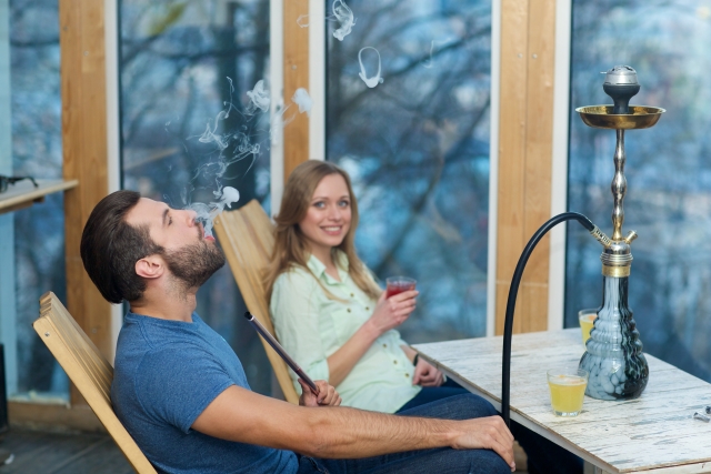 シーシャを吸っている男性の画像