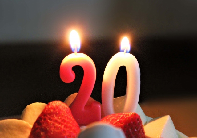 20歳のロウソクに火が付けられている画像