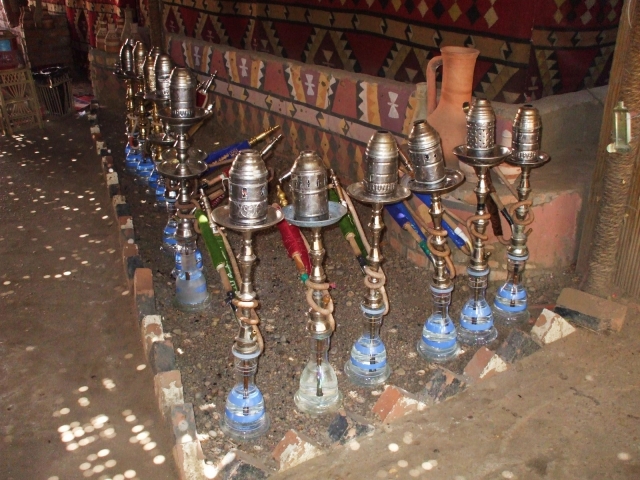 地面に置かれているシーシャの画像