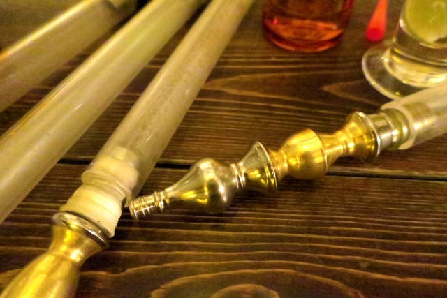 机の上に置かれているシーシャの画像