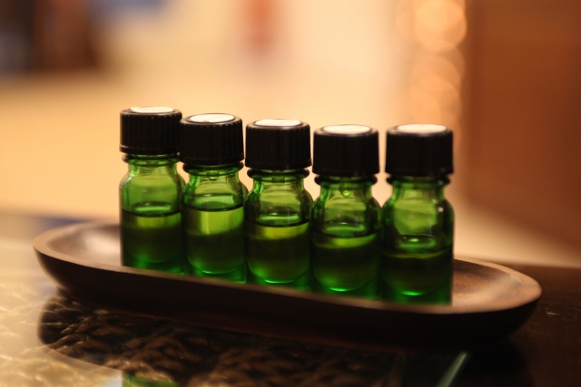 並べられた香料の画像