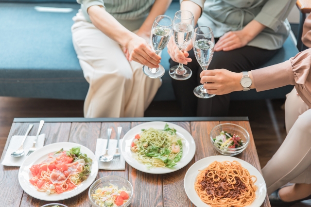 グラスを合わせている女性の画像