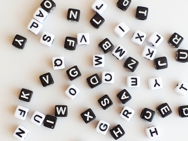 英語が書かれているキューブの画像