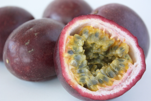 切断されたパッションフルーツの画像
