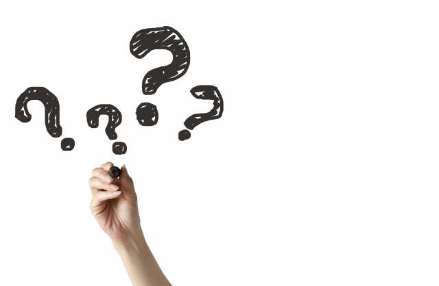 ペンを持っている人の手の画像