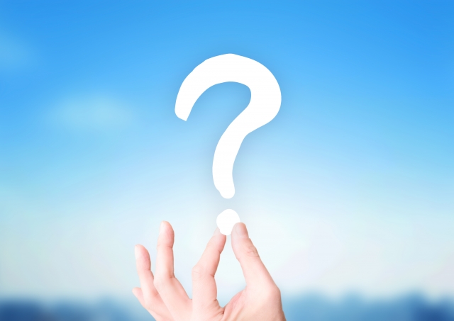 クエスチョンマークを持っている人の手の画像