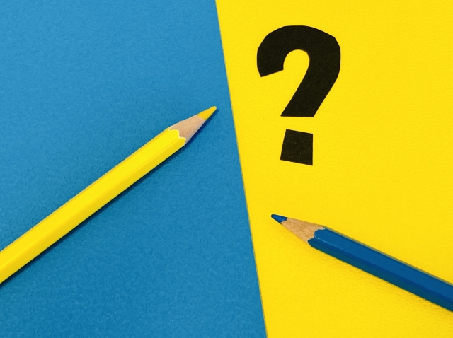 黄色と青色の鉛筆の画像