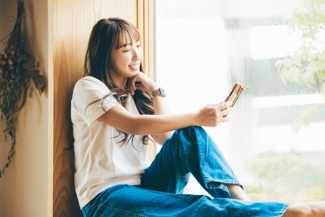 スマホを見ている女性の画像
