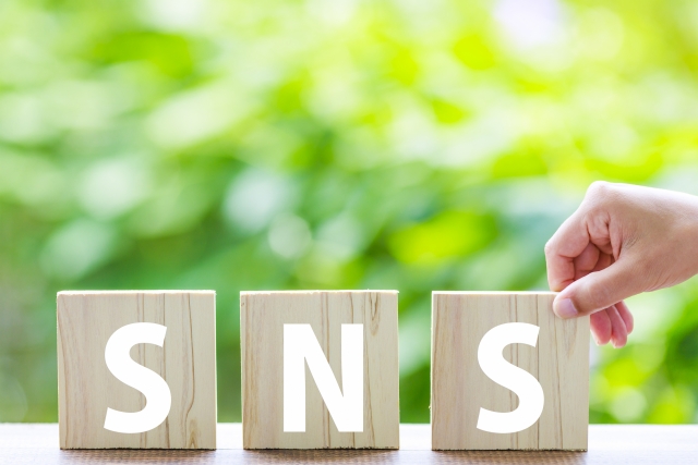 木のブロックにSNSの文字が書かれている画像