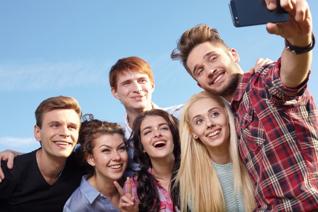 写真撮影をしている男女の画像