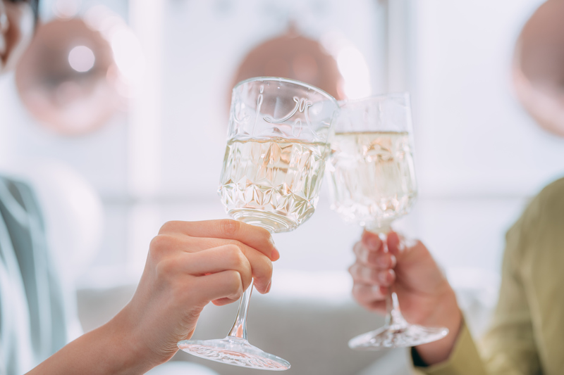 グラスを合わせている男女の画像
