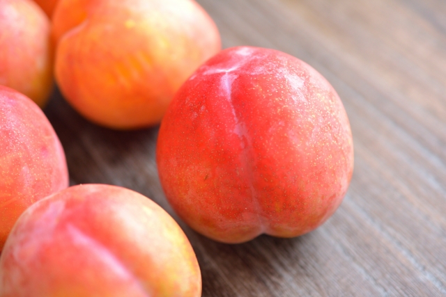 机の上に置かれたプラムの画像